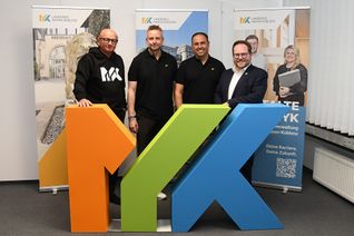 Die Kreisspitze präsentiert das neue Logo des Landkreises Mayen-Koblenz: Landrat Marko Boos (2.v.l.), Erster Kreisbeigeordneter Pascal Badziong (rechts) sowie die ehrenamtlichen Kreisbeigeordneten Achim Hütten (links) und Jens Firmenich.