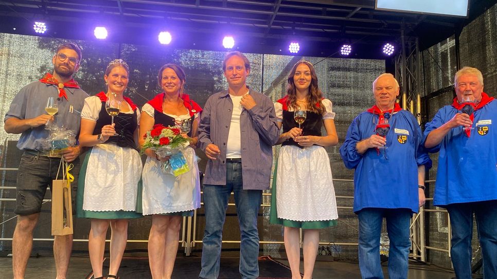 (v.li.): Marius Roß (Winzerkittel 2024), Mosella Franka I., Dominique Ruppenthal (Moselblümchen 2024), Stadtbürgermeister Roman Bastgen, Weinprinzessin Luna Nummer und die Altstadtsänger Peter Schmittgen und Wolfgang Gilles.