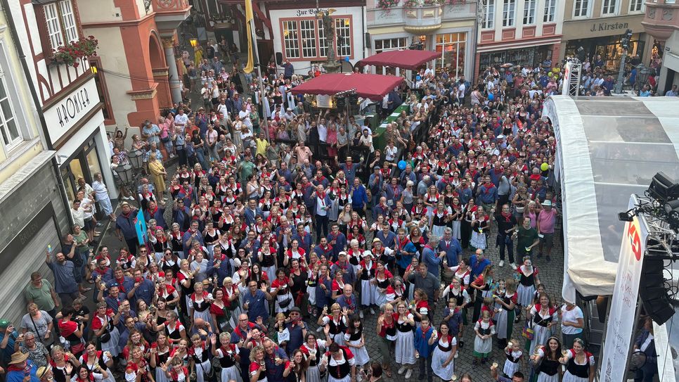 Rekord: Treffen von über 650 Moselblümchen und Winzerkitteln auf dem Bernkasteler Marktplatz.