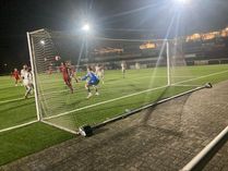 Morbachs Noah Lorenz erzielt in dieser Szene den 1:1 Ausgleich. Am Ende unterlagen die Mendiger dem FV Morbach 2:3.
