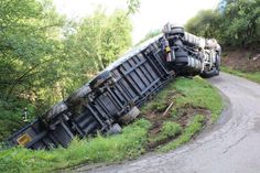 Am Montag, 3. Juli, befuhr ein Sattelzug gegen 8.30 Uhr die Ortslage Waldrach. Ziel des Fahrers war die Ortschaft Kasel. Seinem Navigationssystem folgend befuhr der Fahrer des Sattelzuges einen Wirtschaftsweg, der in die angrenzenden Weinberge führte. In einer scharfen Linkskurve kamen die Räder des Anhängers auf den unbefestigten Seitenstreifen. Foto: Polizei