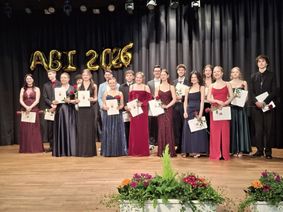 Die erfolgreichen Abiturientinnen und Abiturienten der IGS Zell des Jahrgangs 2026.