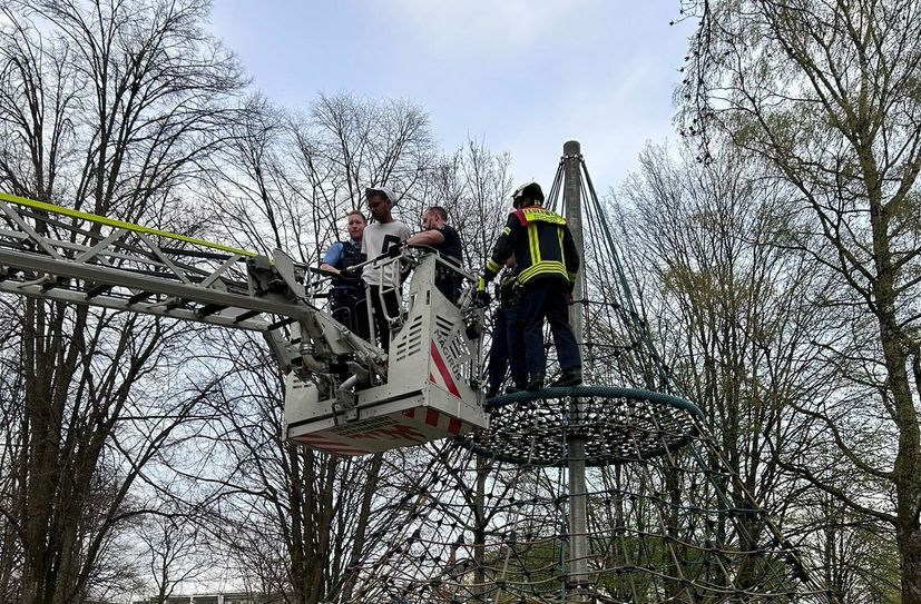 Als die Polizei eintraf, hatte es sich der Betrunkene auf einem Klettergerüst mit Plateau in etwa fünf Metern Höhe bequem gemacht, teilten die Einsatzkräfte am späten Abend mit.