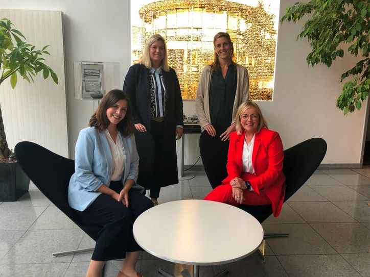 Die Bürgermeisterinnen Jennifer Meuren (2.v.l.), Dr. Carmen Krämer (3.v.l) und Sabine Preiser-Marian (r.) trafen sich mit Redakteurin Britta Scheffen zum gemeinsamen Interview im Medienhaus Weiss.