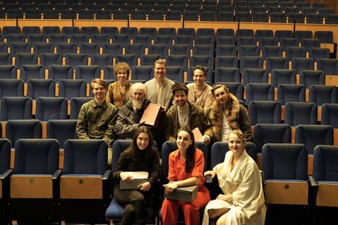 Das Enseble von "Die Möwe" im Publikumsbereich des Großen Hauses am Theater in Trier.