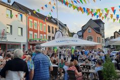 Nach Feierabend bei guter Musik Freunde treffen und den Sommer genießen: Da bleibt man doch gerne länger in der Stadt.