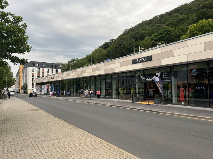 Im Erweiterungsbau des City-Outlets werden insgesamt vier Stores untergebracht sein. Auf dem Dach befindet sich ein Parkdeck.Foto: Scholl