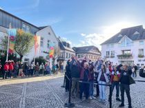 Gute Stimmung unter den Wartenden auf dem Marktplatz.