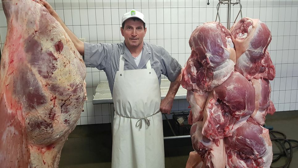 Obermeister Uwe Juchems vermittelt, wie abwechslungsreich sein Handwerk ist. Das Schlachten von Tieren ist aber nicht in allen Betrieben ein Muss. Foto: E. Lorse