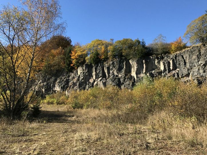 Herbststimmung in einem ehemaligen Basaltsteinbruch. NAE-Foto