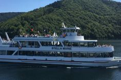 Mit Mundschutz darf man das Eifelmeer und den Nationalpark vom Wasser aus genießen. Foto: Rursee-Schifffahrt