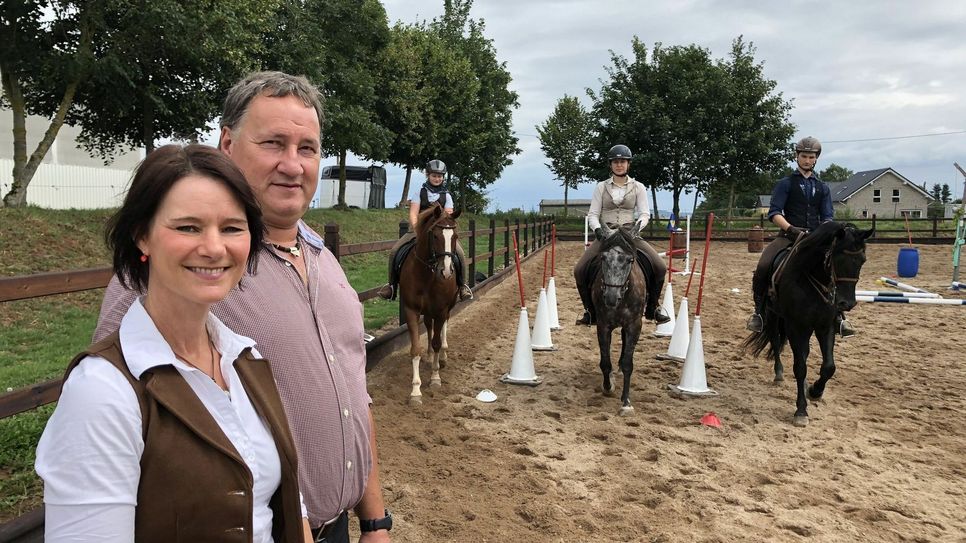 Stephanie (v.li.) und Bernd Herold bieten seit vier Jahren auf dem Birkenhof in Frohngau erfolgreich den aufstrebenden Pferdesport »Working Equitation« an.  Jetzt geht es mit den Jugendlichen zur Deutschen Meisterschaft nach Wickrath.  mn-Foto