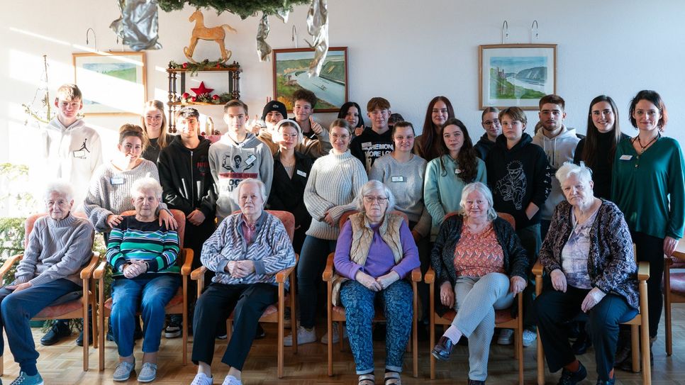 Zwei Schulklassen der Berufsbildenden Schule (BBS) Boppard sorgten in der Bopparder Senioreneinrichtung Haus Elisabeth für viel Begegnung, anregende Gespräche und abwechslungsreiche Unterhaltung.