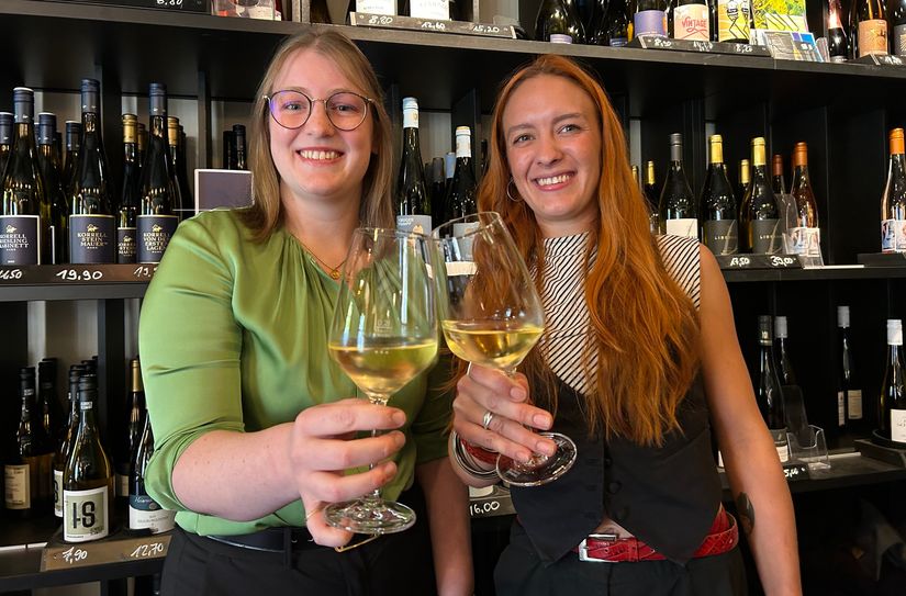 Dass Laura Ludwig (l.) und Zoé Keller de Almeida Soliz das Anbaugebiet als Naheweinmajestäten vertreten, steht fest. Wer aber am Ende die Krone der Königin trägt, das entscheidet sich am 2. November.