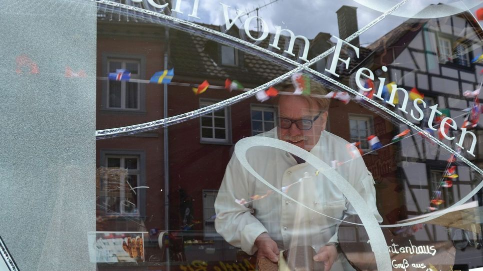 Mitten in Bad Münstereifel kredenzt Günter Portz Printen vom Feinsten. Foto: Bach