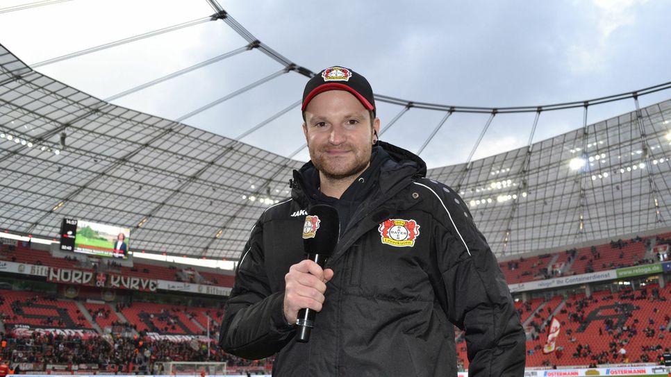 Stadionatmosphäre: Thomas Wagner ist mit dem Mikro Stimmungsmacher in Leverkusen. Foto: Bach