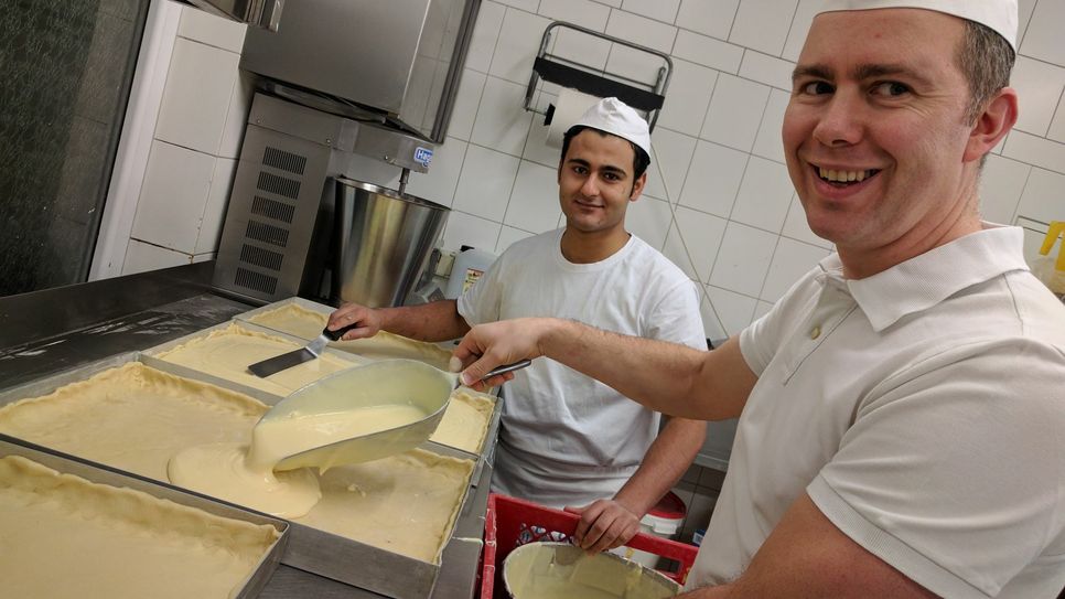 Bäckerei-Inhaber Patrick Risch (re.) mit Flüchtling Shenouda Daynal. Der junge Ägypter soll einen Ausbildungsvertrag erhalten, ist bestens integriert. Doch nun droht ihm die Abschiebung.