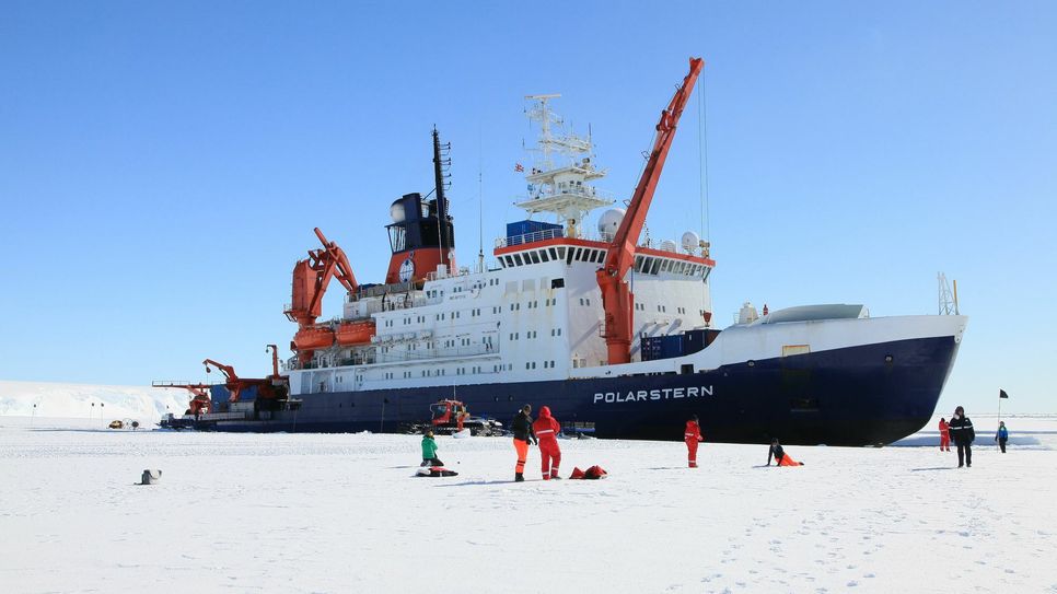 Umweltmeteorologen der Universität Trier forschten bei einer zehnwöchigen Expedition mit dem Eisbrecher "Polarstern" in der Antarktis. Foto: Günther Heinemann