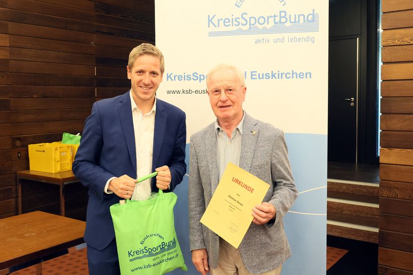 Dietmar Zinner (re.) legte das Sportabzeichen zum 65. Mal ab und erhielt von Landrat Markus Ramers das »Gold mit Zahl« sowie einige gesunde Geschenke.