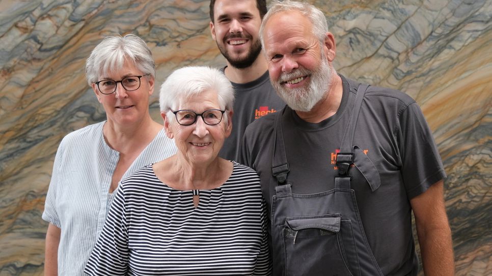 Zum Familienbetrieb "Hecker Natursteine" gehören neben Sohn Leon auch Michaels Schwester Martina Biersbach (links) und seine Mutter Gudrun.