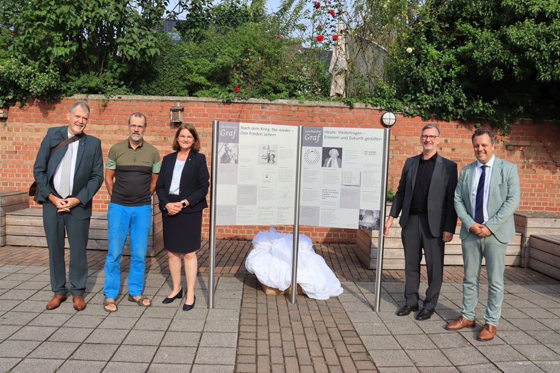 Auf dieser Informationstafel wird das Schicksal der Geschwister Graf sowie ihre Haltung und ihr Wirken erläutert. Foto: Tim Nolden