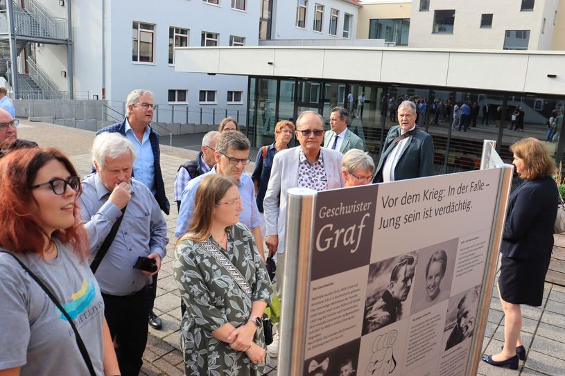 Die Euskirchener Gesamtschule trägt nun den Namen "Geschwister-Graf-Gesamtschule". Damit werden die gebürtigen Euskirchener Geschwister Willi und Anneliese Graf geehrt.