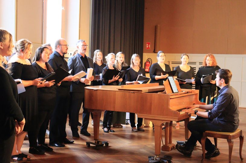 Umrahmt wurden die feierliche Veranstaltung von Musik eines Chores aus Schülerinnen und Schülern, Eltern und dem Kollegium der Gesamtschule.