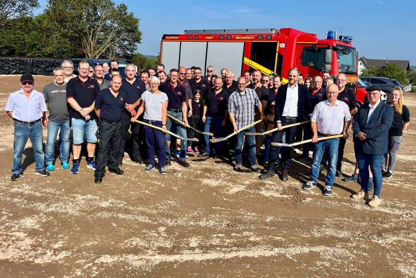 Zum Spatenstich für das neue Feuerwehrgerätehaus Bleibuir hatten die Kameraden ein Löschfahrzeug dorthin gestellt, wo mal die Fahrzeughalle entsteht.