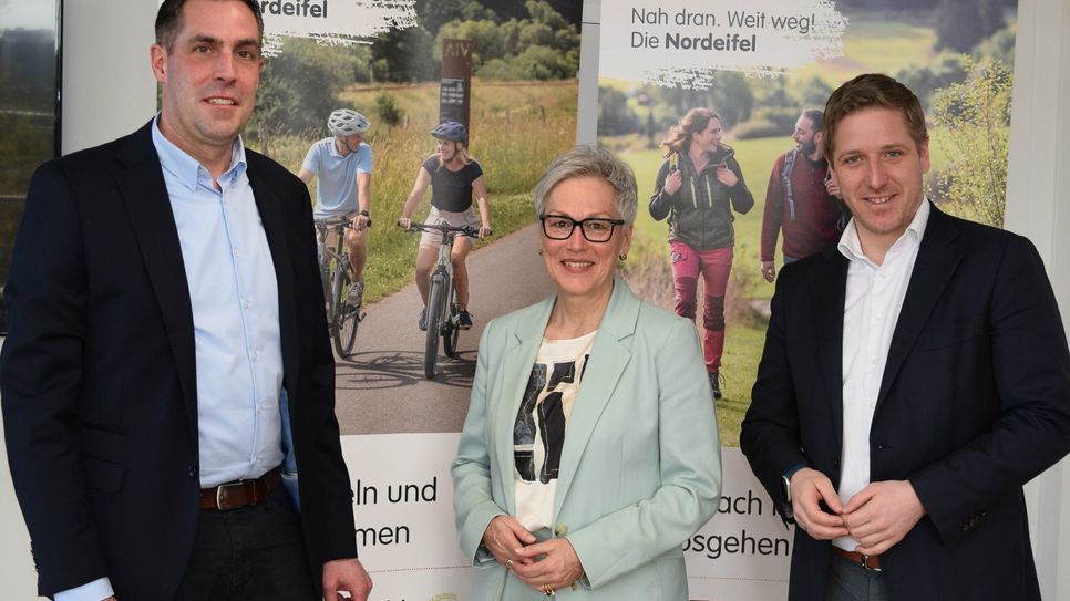 Zogen beim Jahrespressegespräch nach 15 Jahren Nordeifel Tourismus GmbH Bilanz und gaben einen Ausbilck auf zukünftige Projekte:  Die Net-Geschäftsführung mit Patrick Schmidder und Iris Poth (1. u. 2. v. li.) und Landrat Markus Ramers (re.)