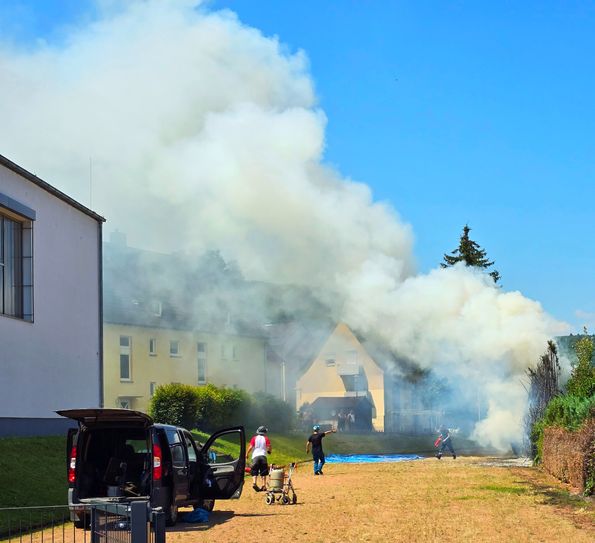 An der Kirner Grundschule geriet eine Thuja-Hecke in Brand.