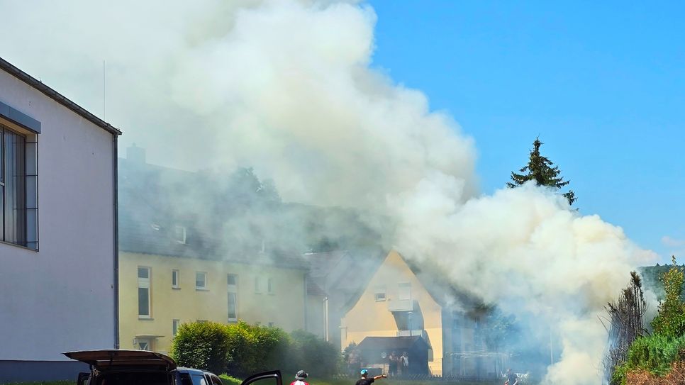 An der Kirner Grundschule geriet eine Thuja-Hecke in Brand.