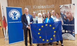 (v.l.): Stephan Löhmann (stellv. Präsident Europaverein GPB), Birgit Schmitt (IGFM), Katrin Bornmüller (Preisträgerin), Doris Prinz, Carmen Jondral-Schuler, Peter Schmitt (alle IGFM) und Elfriede Meurer, 1. Beigeordnete der Stadt Wittlich.