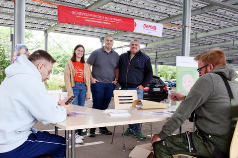 Freuen sich über die gute Resonanz der Stammzell-Spender-Registrierungsaktion auf dem Gelände der Allit-Gruppe: (von links, stehend) Fiona Ott, Tim König und Karsten Kallinowsky.