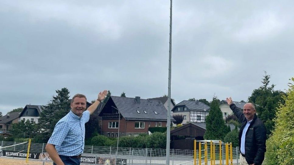 Bürgermeister Marco Schmunkamp und Achim Diewald von Westenergie freuen sich über neues Licht für die Schmidter Sportanlage.