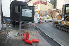 Am frühen Samstagmorgen musste die Feuerwehr in die Udostraße in Trier-Euren ausrücken. Ein Bauwagen auf einer Baustelle war zuvor in Brand geraten. Foto: Siko