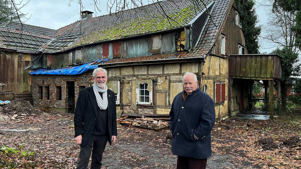 Bernhard Müller und Werner Cosler vor der alten Weberei, die zum Roetgener Bürgerhaus werden soll. Auf dem Weihnachtsmarkt werden Paten gesucht.