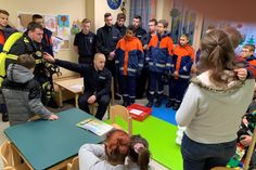 Besuch der Feuerwehr auf der Kinderkrankenstation des Diakonie Krankenhauses in Bad Kreuznach.  Fotos: Freiwillige Feuerwehr