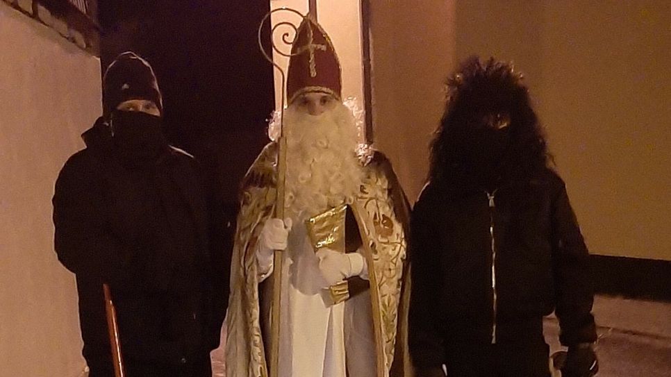 Der Nikolaus, der "Belzebub" und ein Betreuer unterwegs...