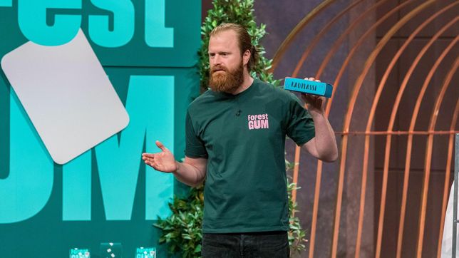 In »Die Höhle der Löwen« erklärte Thomas Krämer den Unterschied zwischen herkömmlicher Kaumasse und dem Chicle des Breiapfelbaums im »Forest Gum«. Foto: TVNOW / Bernd-Michael Maurer