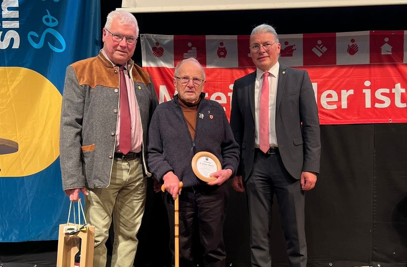 Dedenborns Ortsvorsteher Helmut Kaulard, Preisträger Bruno Jansen und Bernd Goffart. Foto: T. Förster