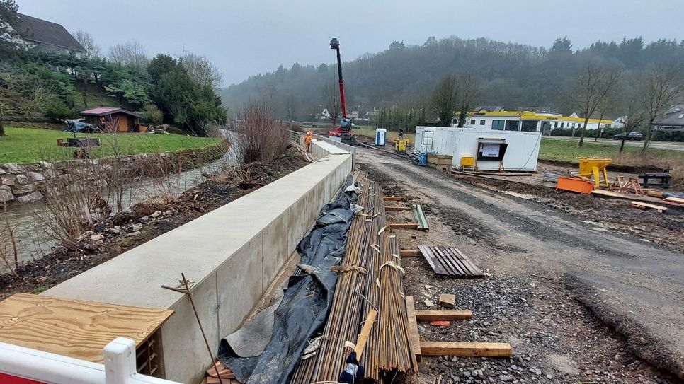 Neue, hochwasserresilienten Stützwände entlang der Eifelstrecke, wie hier in Kall-Sötenich, sollen verhindern, dass es noch einmal zu derart massiven Beschädigungen der Gleise kommt.