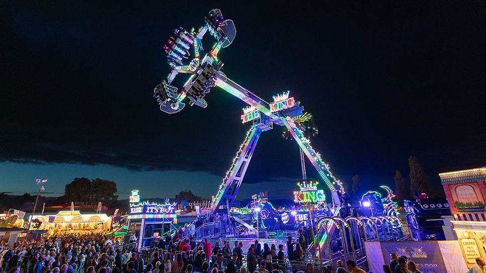 Beim Kreuznacher Jahrmarkt 2024 mit dabei: Das spektakuläre Fahrgeschäft "The King" (Typ Loop Fighter) verspricht Nervenkitzel pur.