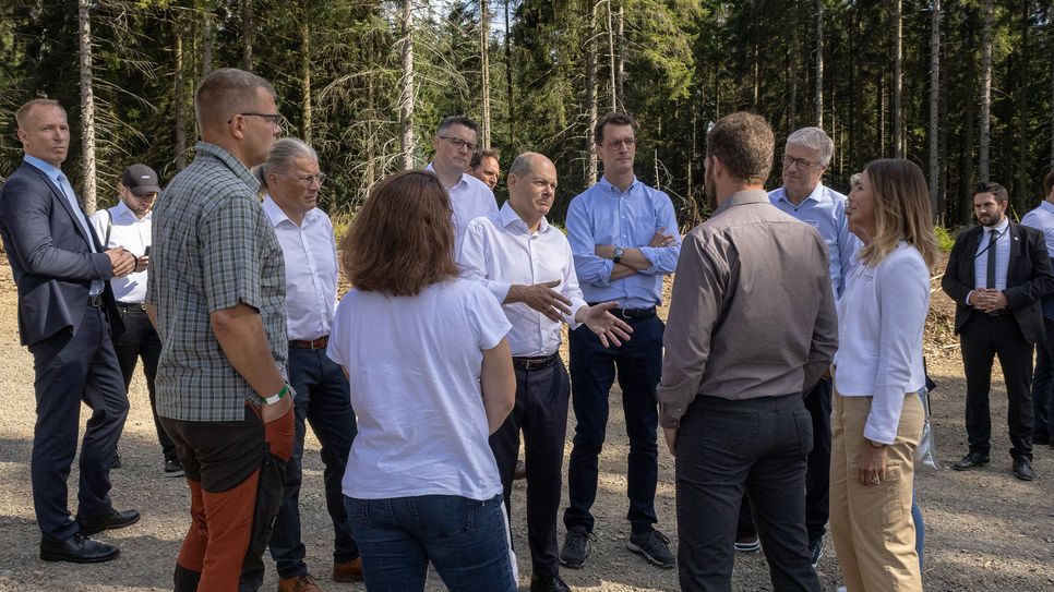 Im Gespräch mit Simmerather Bürgern ging Scholz der Frage auf den Grund, ob die Akzeptanz für erneuerbare Energien tatsächlich hoch ist, wie man die positiven Auswirkungen auf den gemeindlichen Haushalt aus dem »Bürger-Windpark« spürt und wo für Landwirte die Grenze der Flächenverteilung ist.