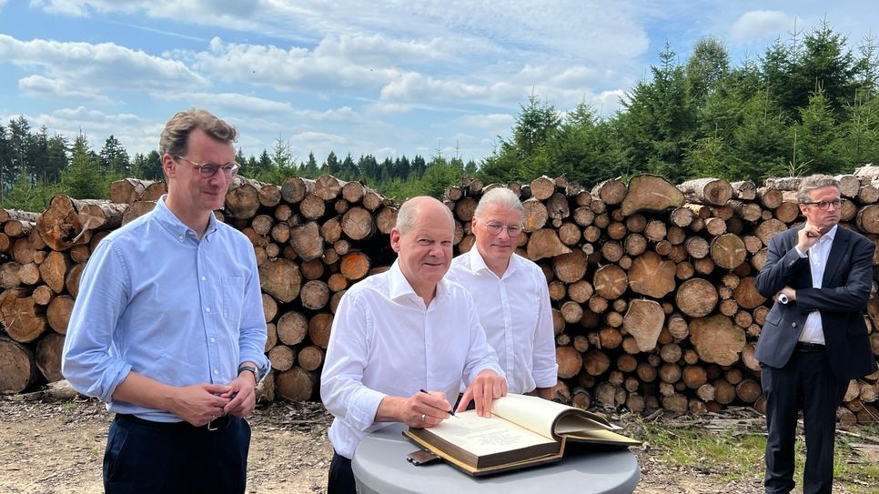 Olaf Scholz trug sich ebenso wie NRW-Ministerpräsident Hendrik Wüst ins Goldene Buch der Gemeinde Simmerath ein.