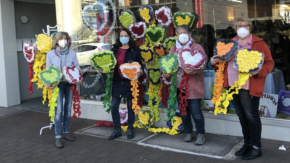 Irene Sander (v.li.), Petra Himmrich, Gerda Kijewski und Margret Eich präsentieren einen Teil der Maiherzen, die in Mechernich aufgehängt werden. mn-Foto