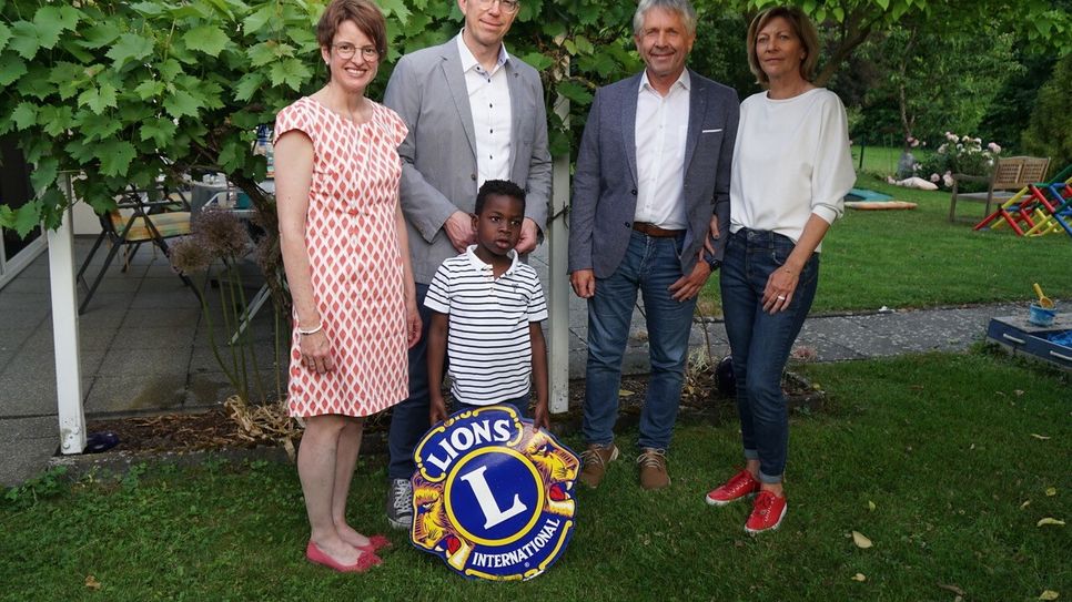 V.l.: Der Pastpräsident Mario Kasper mit Familie sowie der neue Präsident Wolfgang Wagner mit Ehefrau Petra. (Foto: Lions Club Hunsrück)