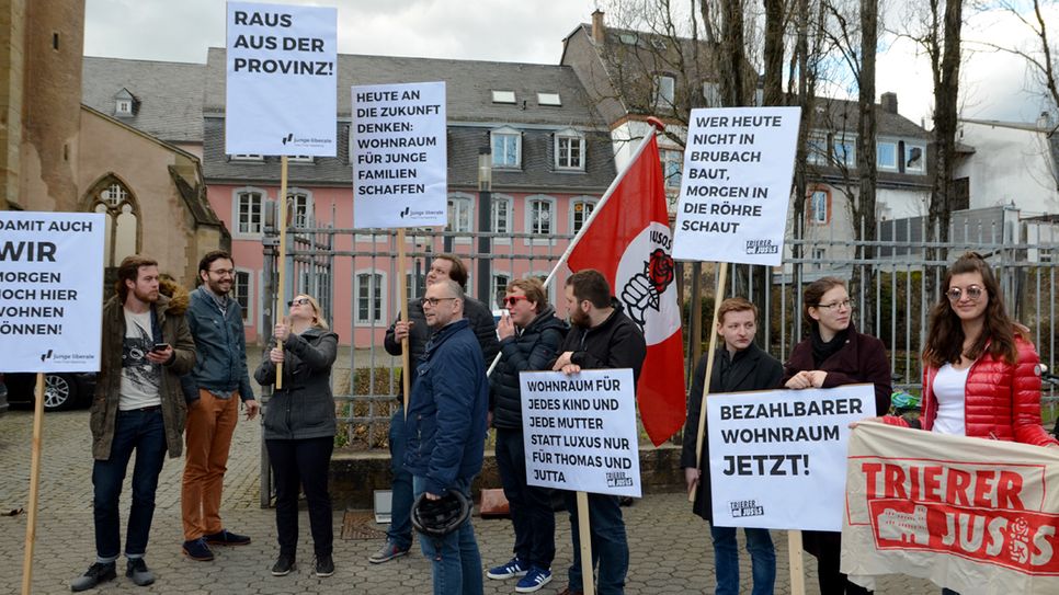 Auch wenn sie klar in der Minderheit waren, demonstrierten Trierer Jusos und Jungliberale gemeinsam für die Ausweisung des Geländes um den Brubacher Hof als künftige Wohnbaufläche. Foto: Finkenberg