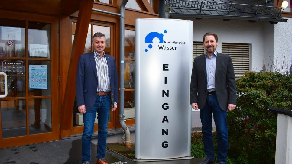 Die Bürgermeister Michael Boos (links) und Peter Unkel blicken zurück auf das erste Jahr der »neuen« Verbandsgemeinden. Dabei war das Thema Trinkwasser im Sommer ein großes Thema. (Foto: Bender)