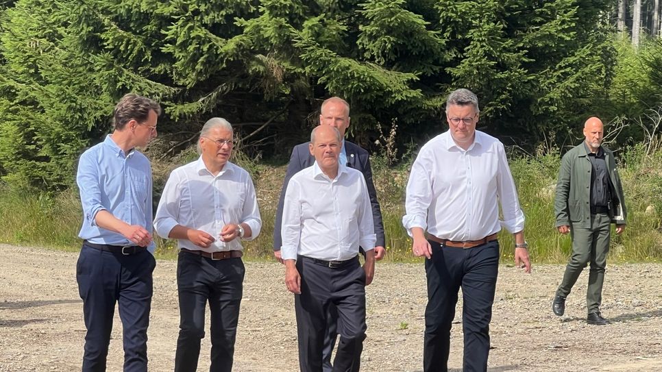 Bundeskanzler Olaf Scholz (2.v.r.) spazierte auf seiner Sommertour durch den Lammersdorfer Wald und zeigte sich im Gespräch mit NRW-Ministerpräsident Hendrik Wüst (v.l.), Simmeraths Bürgermeister Bernd Goffart und Städteregionsrat Dr. Tim Grüttemeier begeistert vom »Bürger-Windpark«.