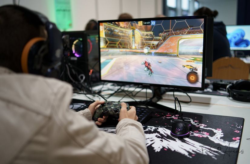 Auf der PLAY! 2023 gab es bereits jede Menge Spiele an vielen Gaming-Stationen zum Anspielen. Hier zum Beispiel das Spiel "Rocket League". Das Spielprinzip ähnelt am ehesten einem Autoballspiel.